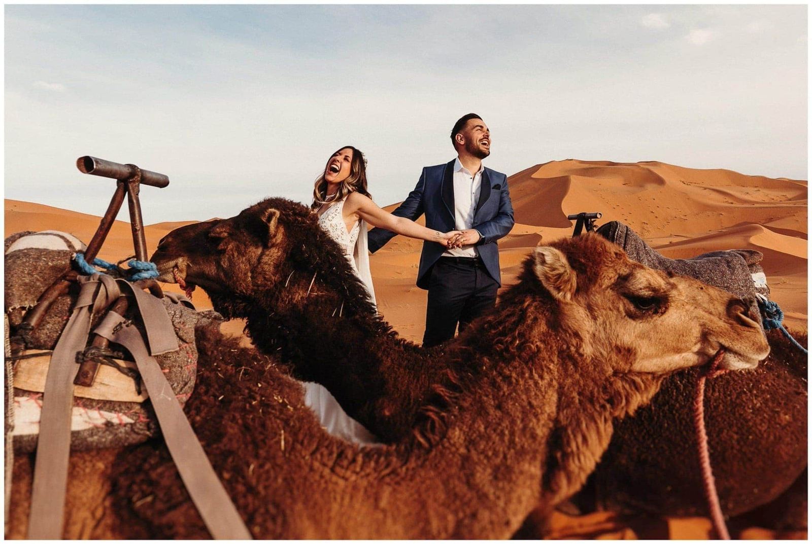 Novios en las dunas de Merzouga con dromedarios