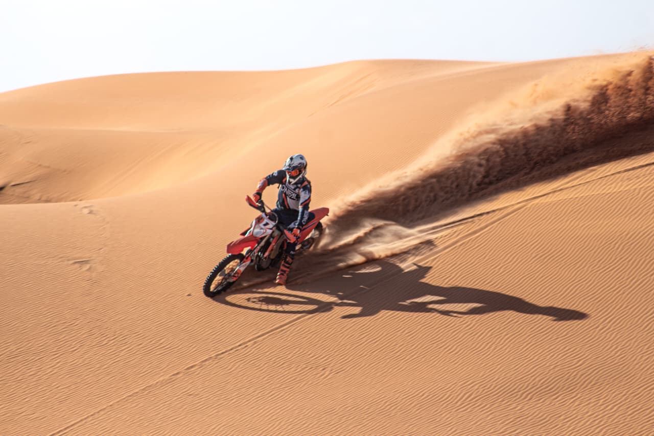 Moto de enduro en las dunas de Merzouga