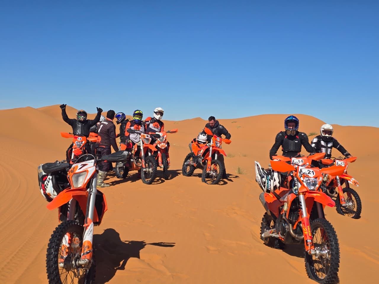 Grupo de motoristas en el desierto del Sahara