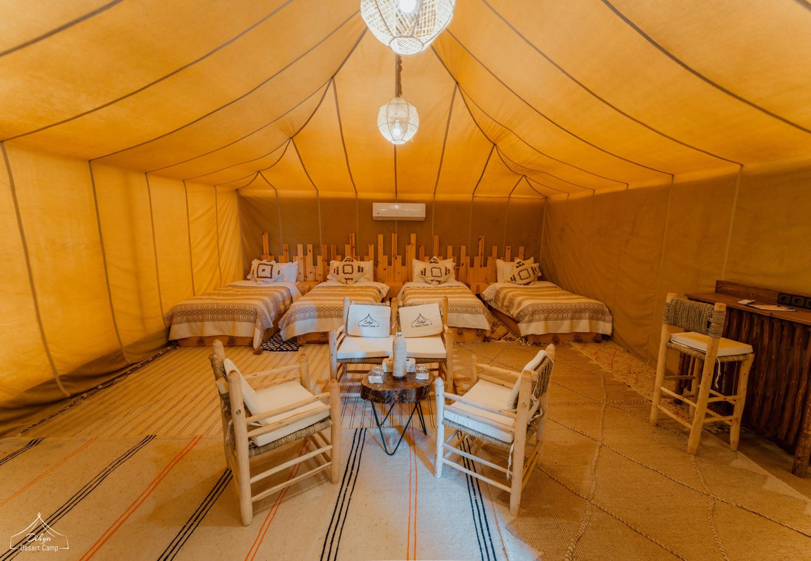 Interior de jaima familiar en campamento del desierto