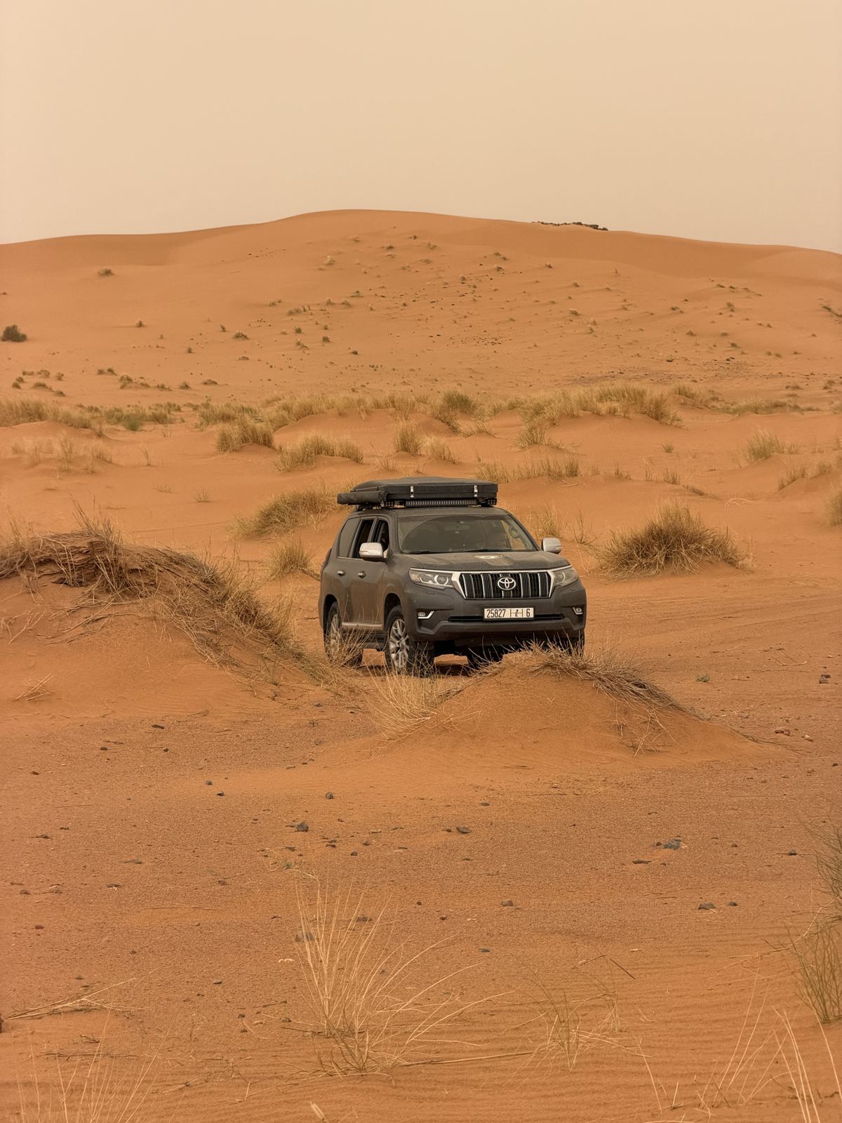 Todoterreno 4x4 entre las dunas del Sahara