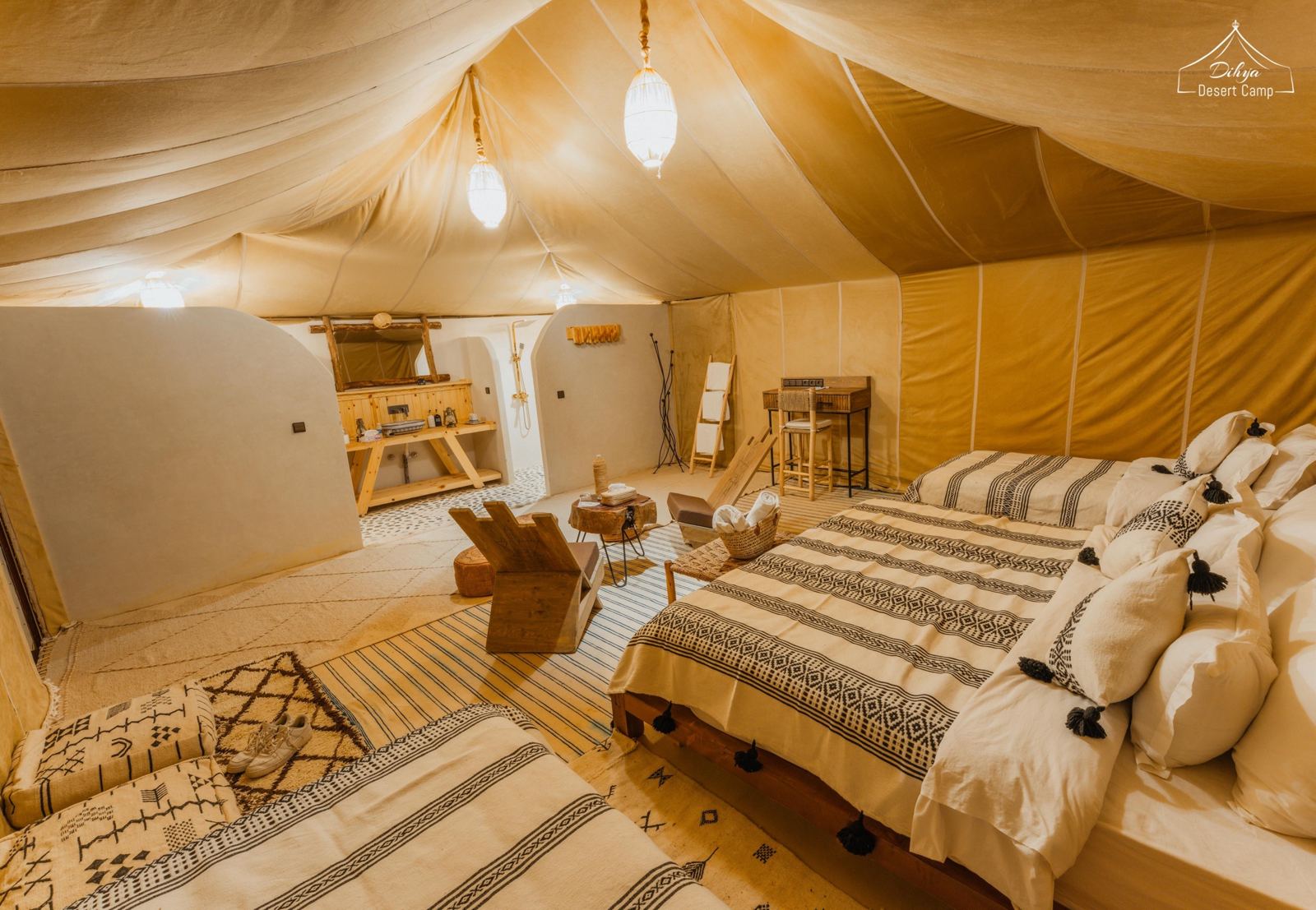 Jaima de lujo con baño privado en un campamento del desierto